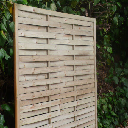 Wavy softwood slatted panel 90(h) x 180cm